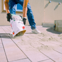 Baumit NixMix SpeedFuge Terrasse verfugen Verarbeitung Einstreuen Baumit NixMix SpeedFuge Terrasse verfugen Verarbeitung Einstreuen