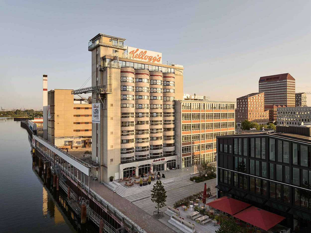 Aus einem ehemaligen Getreidesilo in Bremen entstand das Kellogg’s Hotel, Deutschland, ein markantes Hotel, das seine industrielle Identität bewahrt und zugleich ein neues Kapitel urbaner Nutzung eröffnet.